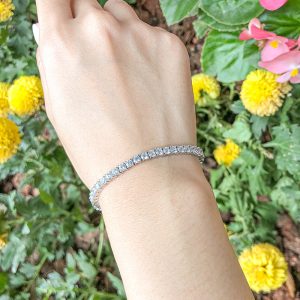 a niche and exquisite handchain in the style of instagram fashion3
