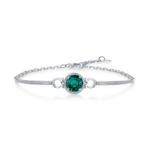 luxury and personalized emerald bracelet for grandmother's hand2