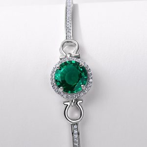 luxury and personalized emerald bracelet for grandmother's hand3
