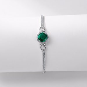 luxury and personalized emerald bracelet for grandmother's hand4