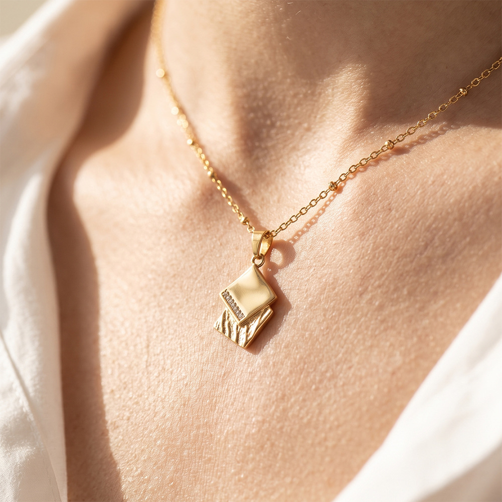 simple and luxurious golden geometric necklace2